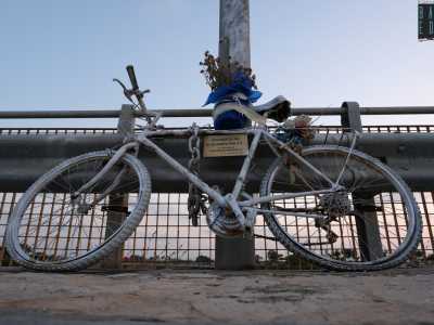 Le ghost bikes presenti a Bari sono state dipinte dai ragazzi della comunit� educativa penale Chiccolino: tutti giovani che stanno cercando di riabilitarsi dopo aver riportato condanne penali. A completarle ci hanno poi pensato parenti e amici delle vittime che hanno realizzato delle targhe con frasi e nomi dei loro cari
